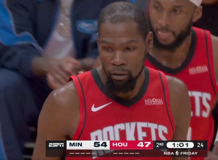 皇冠娱乐-苦苦支撑！杜兰特反击急停后仰 迎着防守强投打成2+1