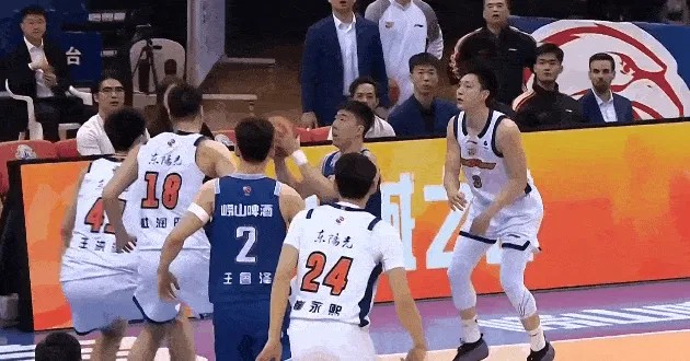 皇冠体育线上-王洪泽补防完成封盖,崔永熙反击快攻打进追至4分打停青岛